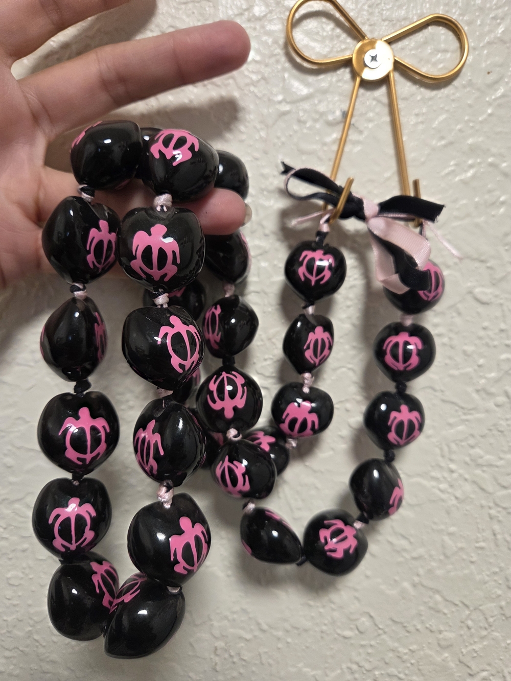 Kukui Nut Pink & Black Turtle Necklace - Picture 1 of 1